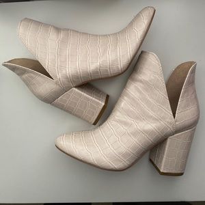 STEVE MADDEN Rookie Womens White Booties- size 8